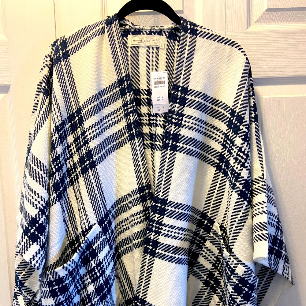 Abercrombie & Fitch Women’s cape/jacket with sleeves & 2 outer pockets.